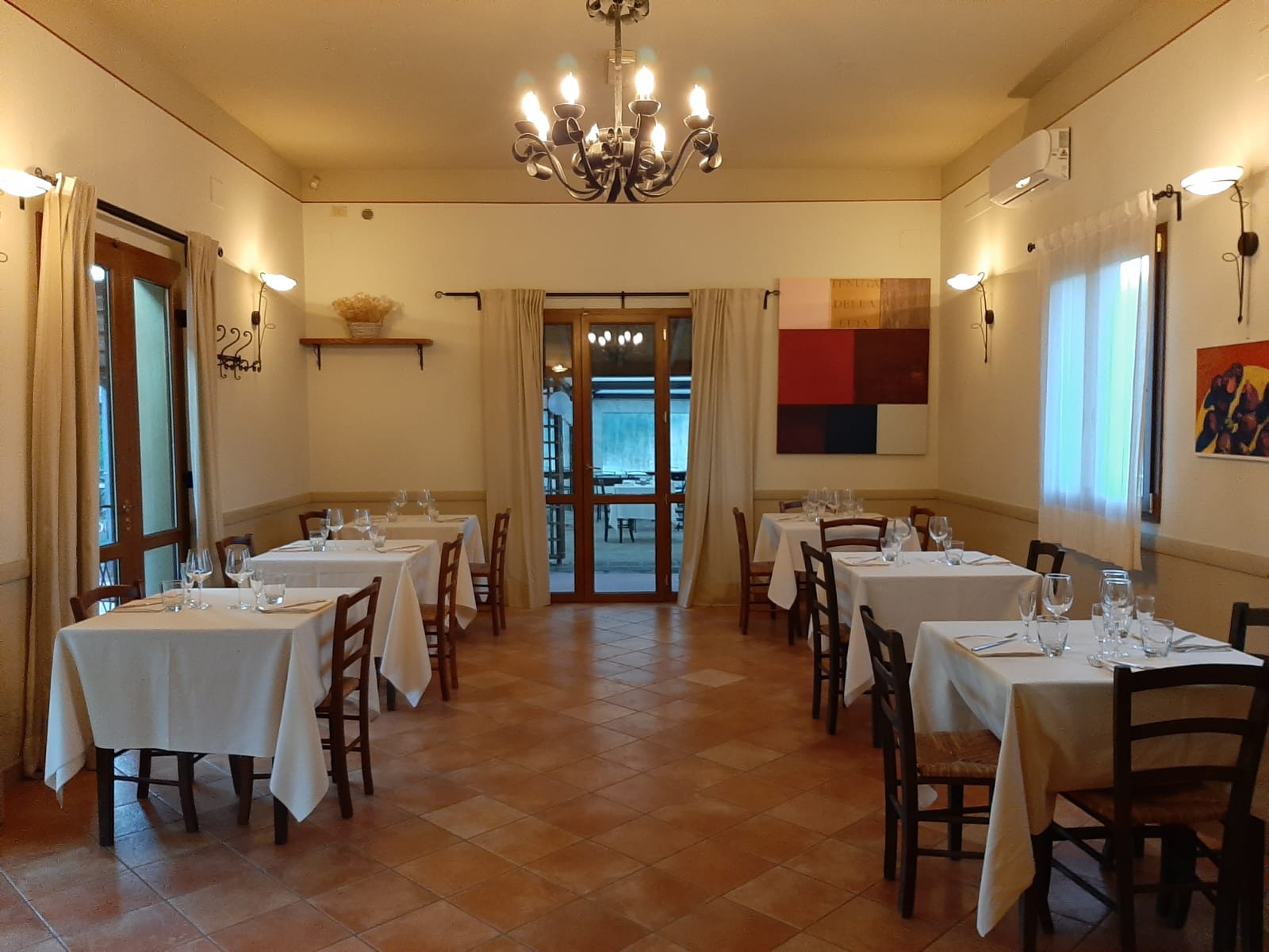 tavoli interni Ristorante La Capannina sul lago